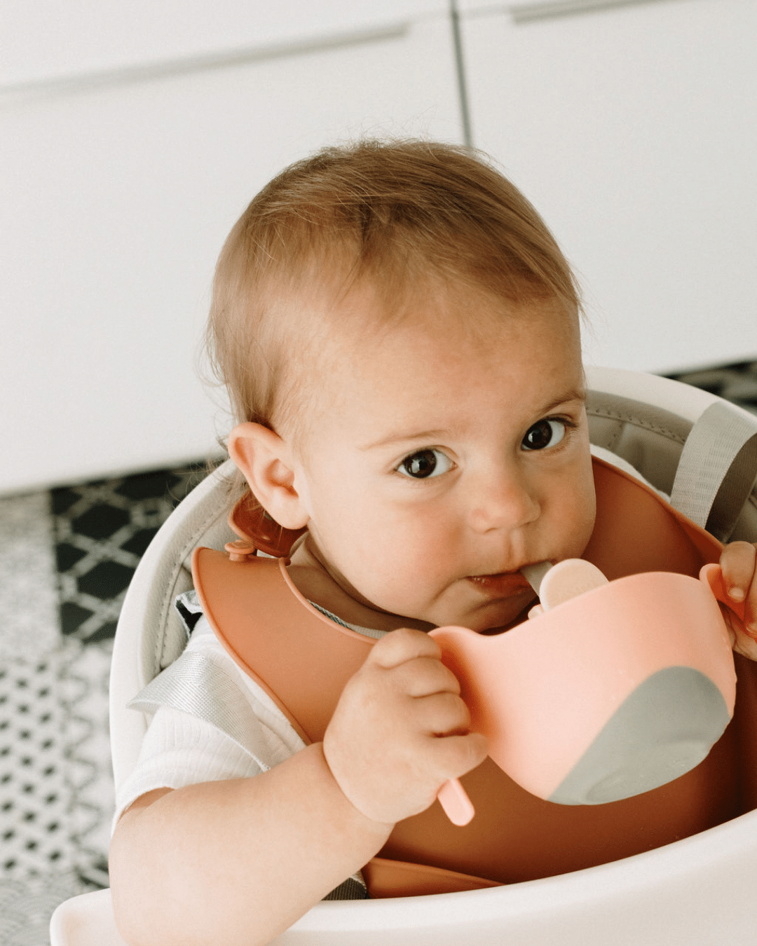 bebe-manger-avec-bebe